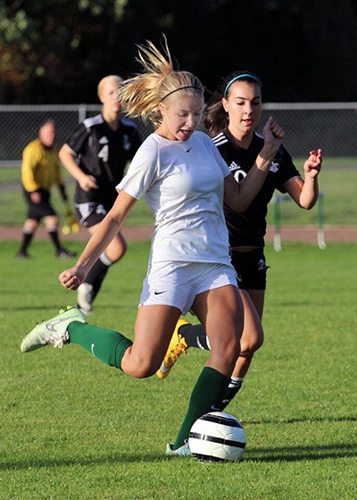 Vashon’s Lizzie Sutherland beats her Bonney Lake opponent to the ball in last Thursday’s game.
