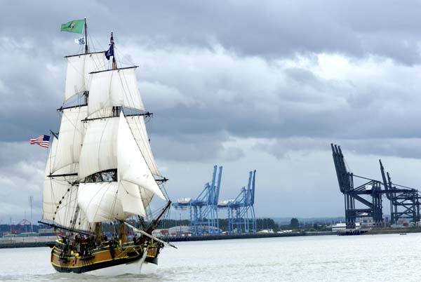 The Lady Washington sails into Tacoma