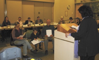 Ann Leda Shapiro reads a poem about the library’s location to the library system’s board. Islanders Wendy Finkleman