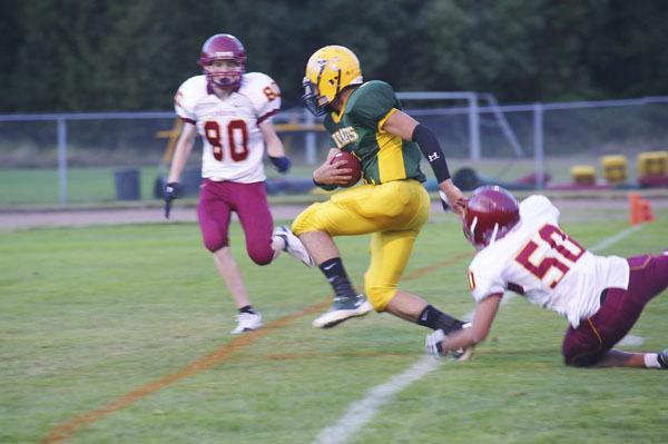 Adrian Acero eludes Lakeside tacklers for a first quarter touchdown.