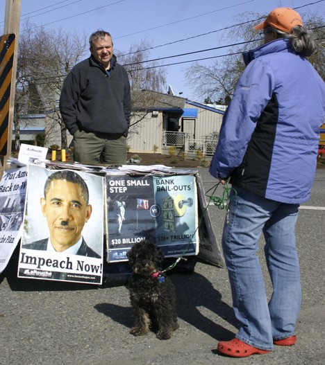 Paul Glumaz talks with an Islander on Thursday.
