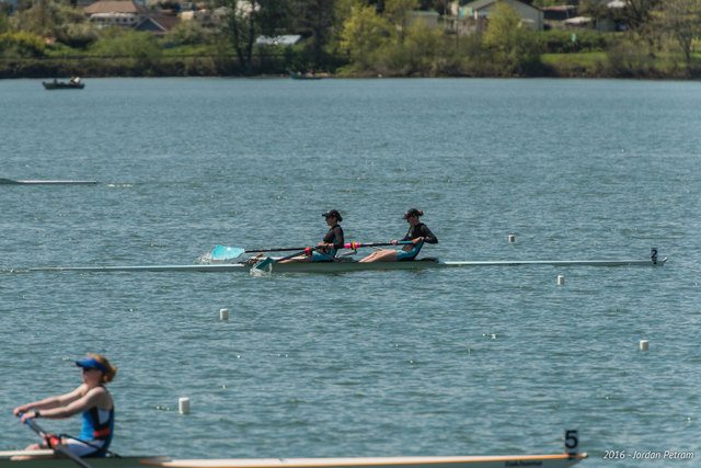 Jordan Petram Photo Vashon’s junior women’s varsity pair: Rhea Enzian at stroke (left) and Riley Lynch in bow (right). The two took home gold medals over the weekend at a blustery Covered Bridge Regatta in Eugene