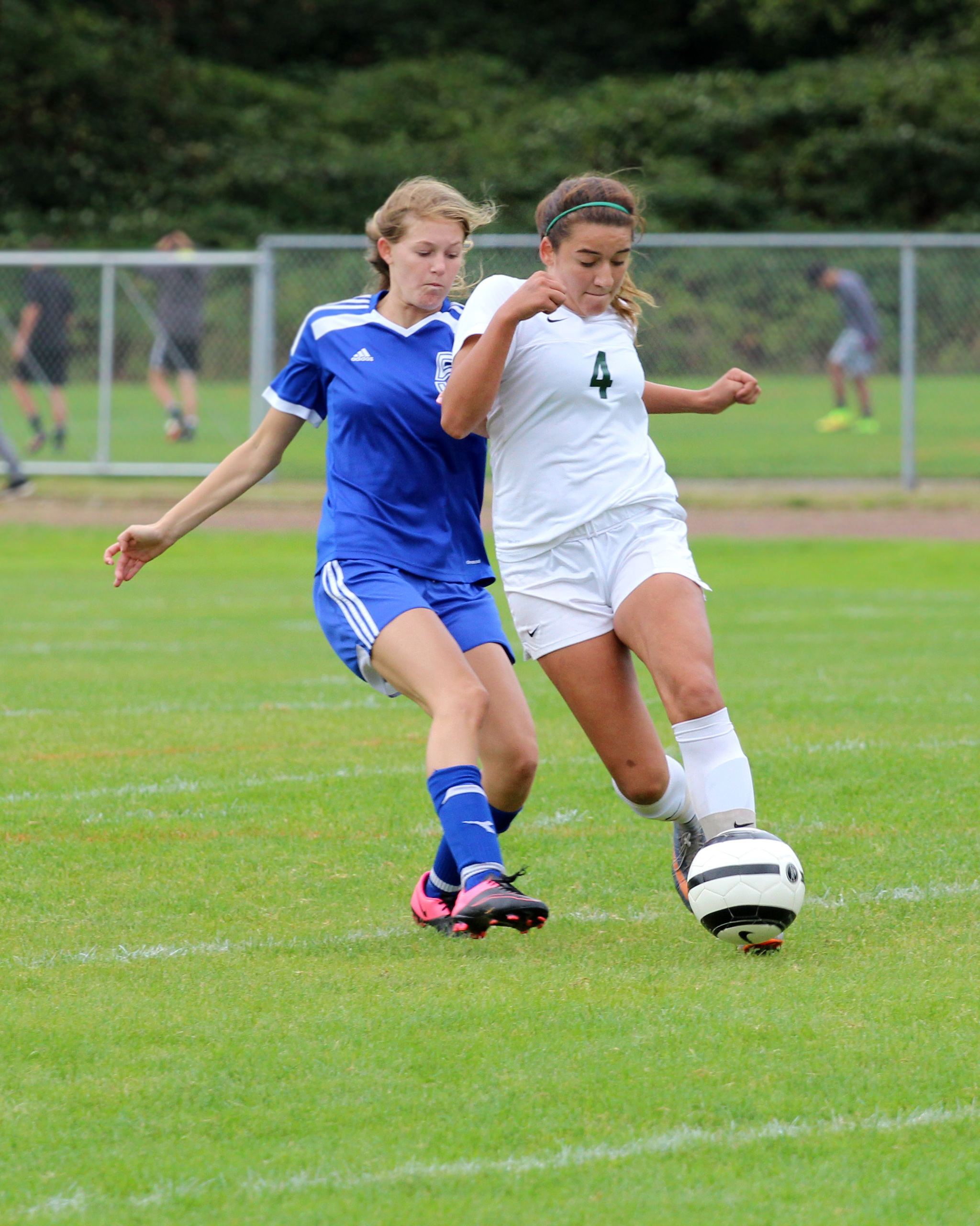 Vashon’s Dalia Aladin beats her Bellevue Christian opponent to the ball in Saturday’s game.