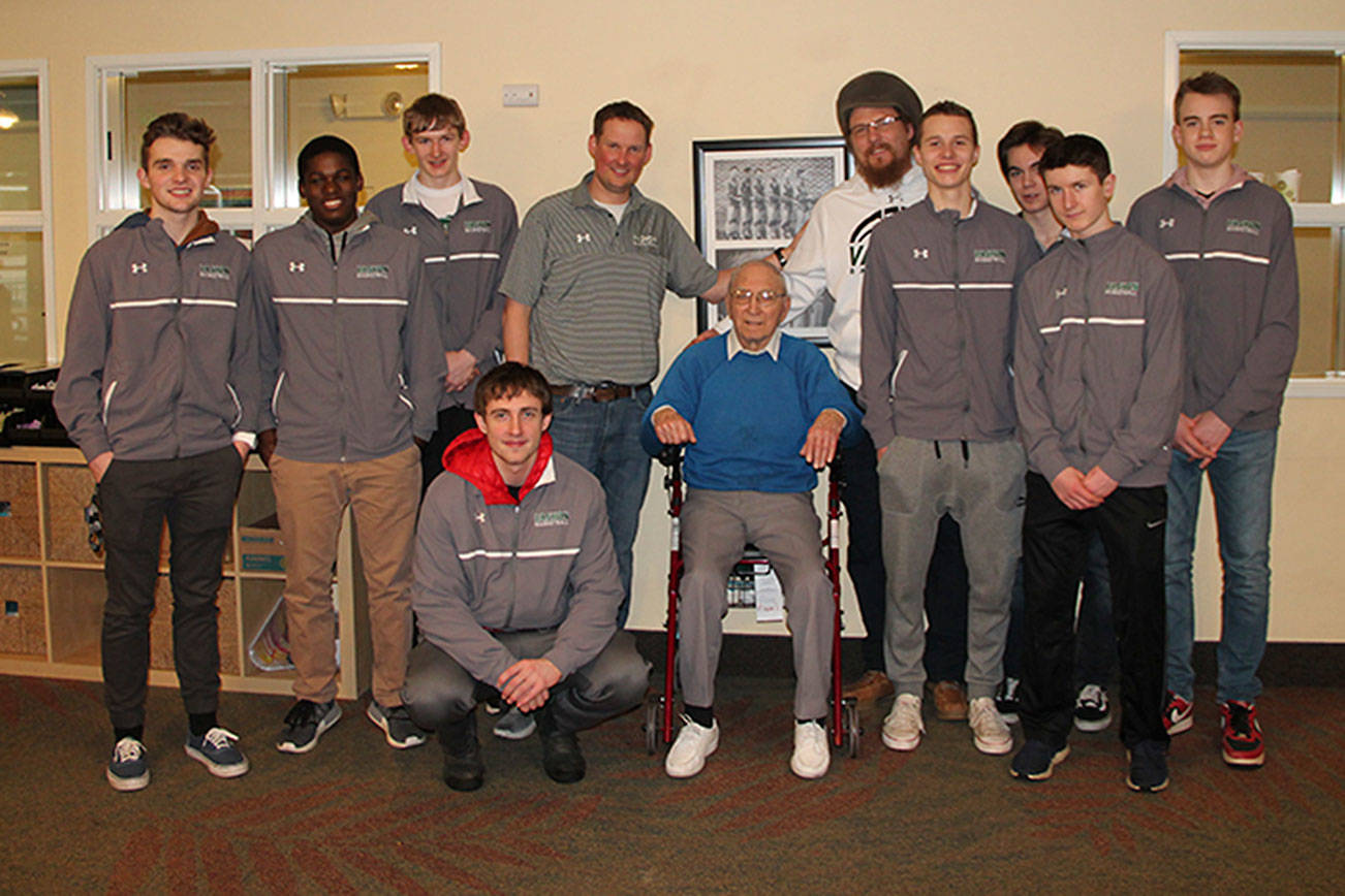 VHS basketball players meet with 95-year-old alum