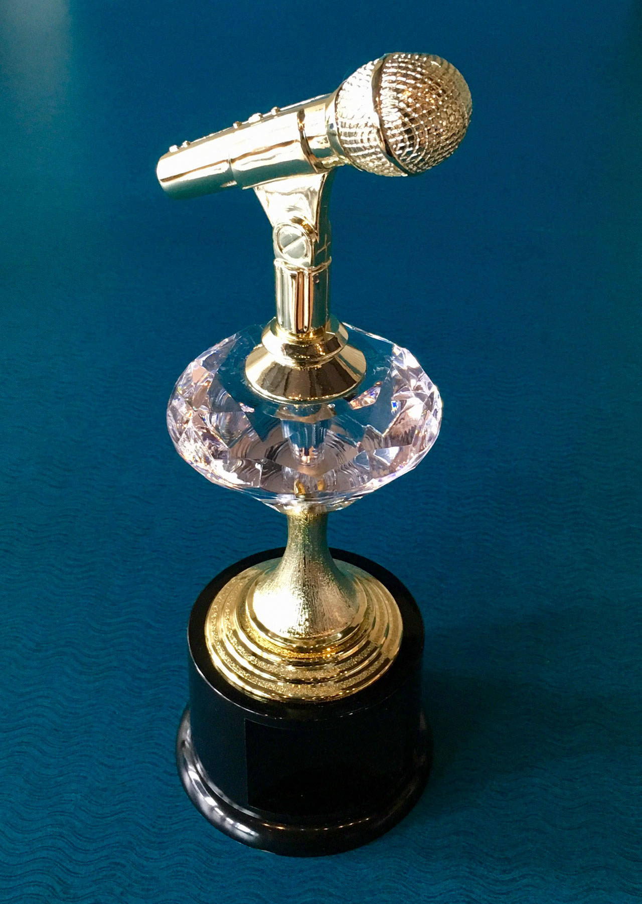 Награда певцу. Микрофон. Золотой микрофон статуэтка. Награда микрофон. Кубок микрофон.