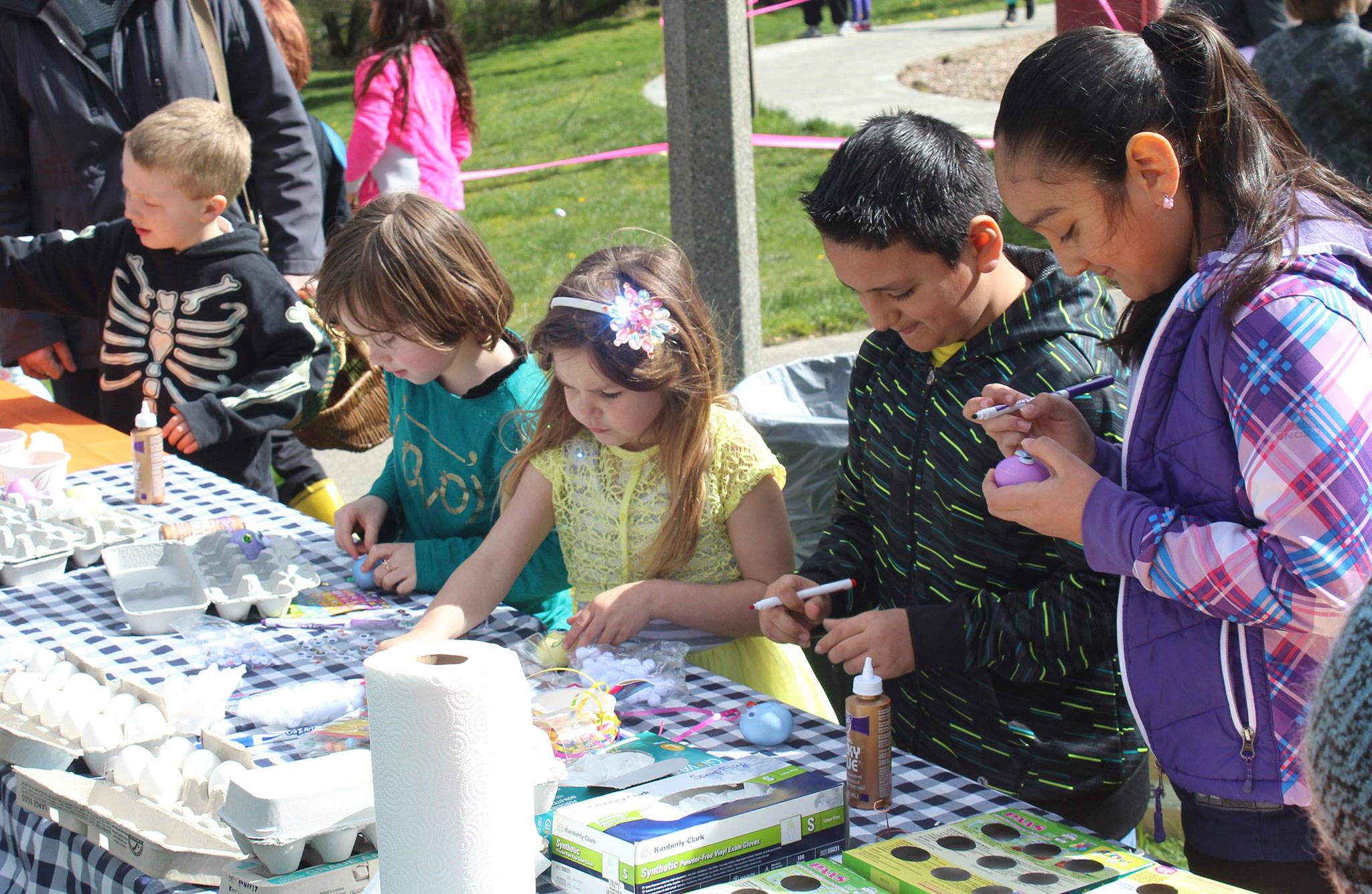 Children dye eggs while waiting for the egg hunts to start at last Saturday’s Spring Fling at Ober Park. (Anneli Fogt/Staff Photo)