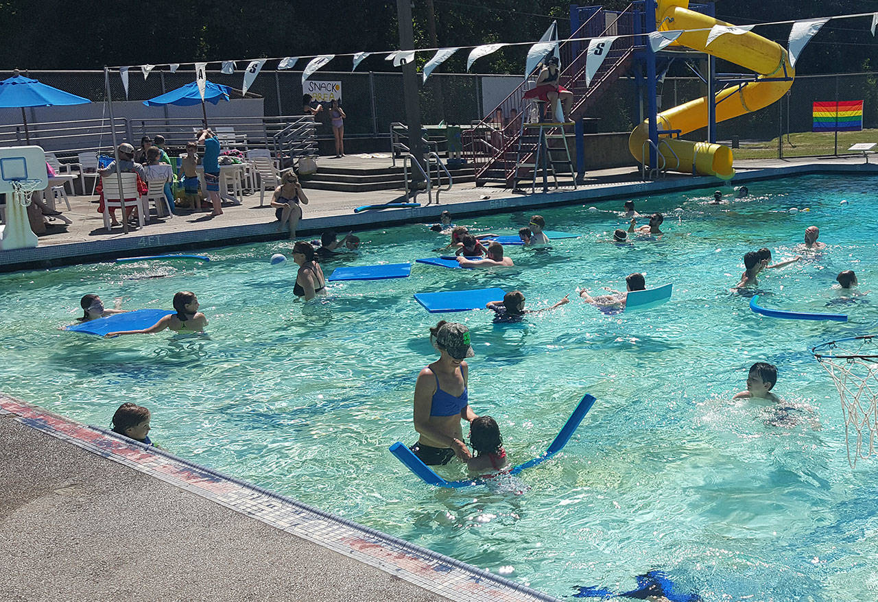Islanders cooling off at the pool over Memorial Day weekend (Scott Bonney Photo)