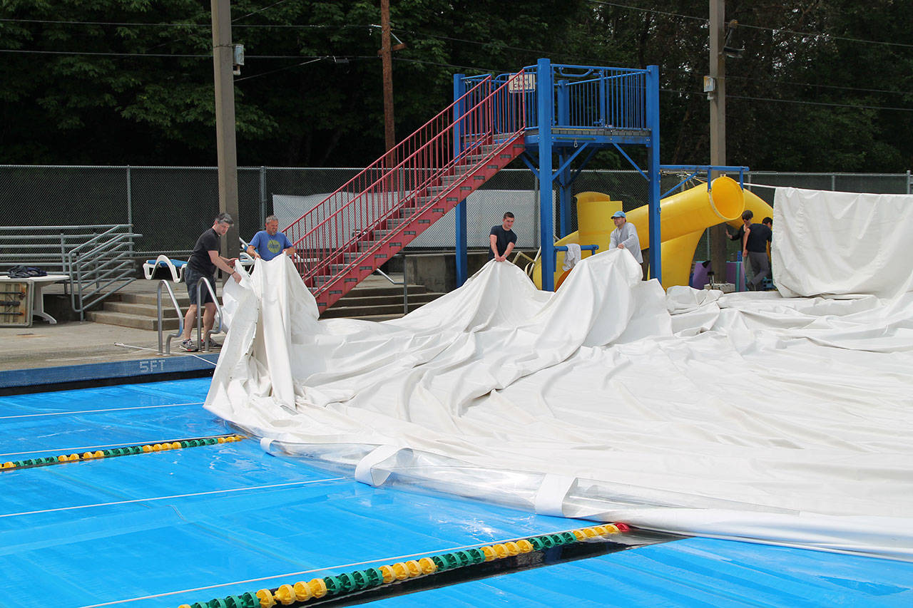 &lt;strong&gt;&lt;/strong&gt;Nearly 30 volunteers gathered to take the dome down at the pool on Sunday. (Susan Riemer Photo)
