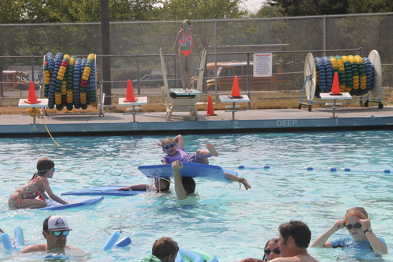 Open swim draws a crowd to the Vashon Pool on hot summer days. (Susan Riemer/Staff Photo)