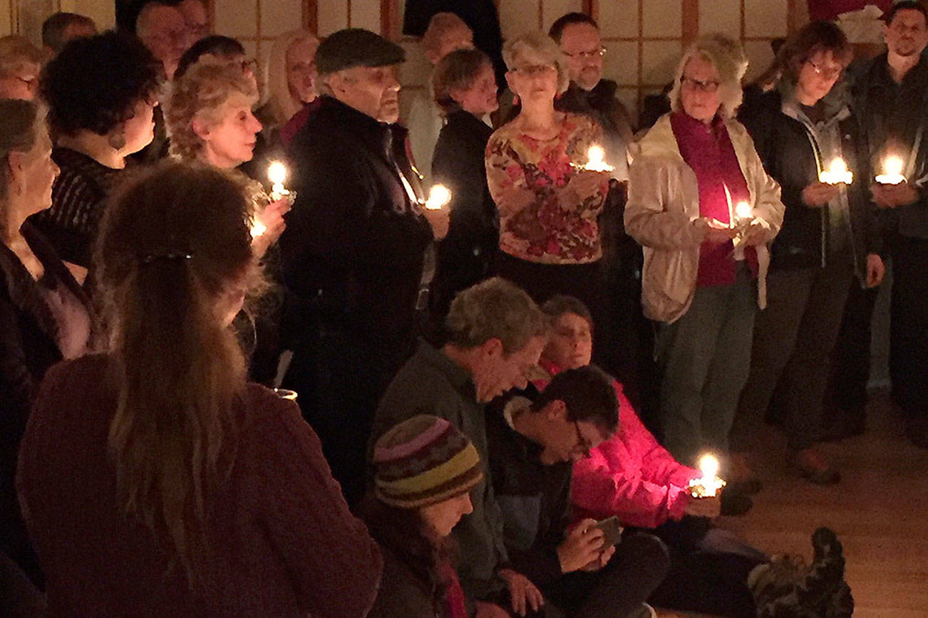 Havurah hosts vigil to honor worshipers killed in synagogue