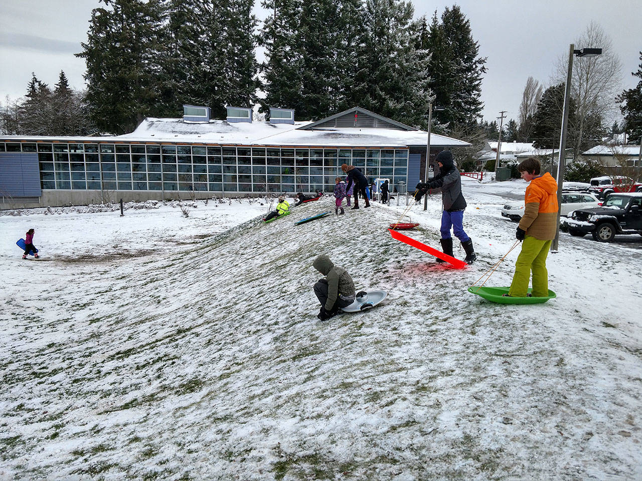 Vashon snow day at the library. (Susan Riemer/Staff Photo)