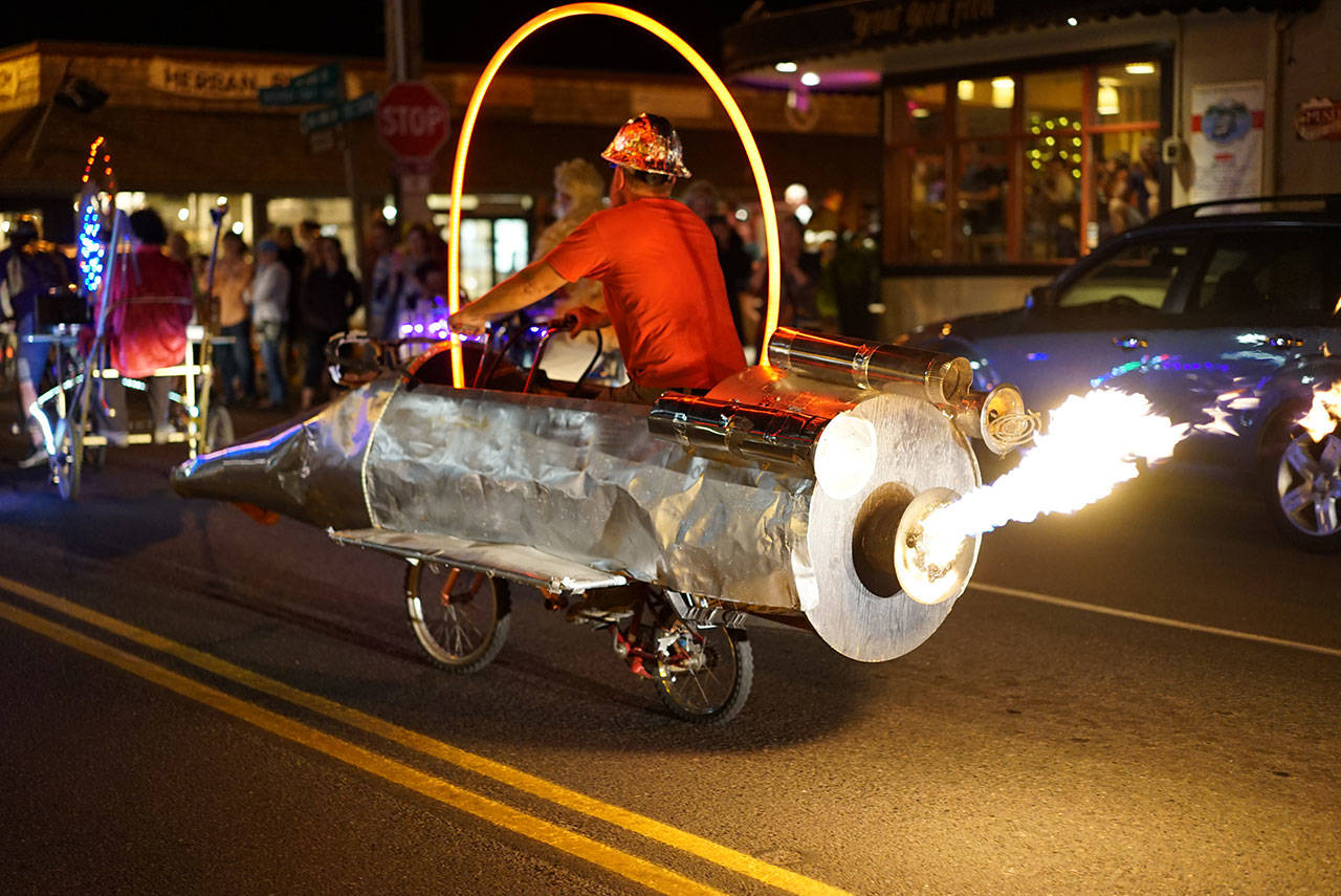 Rod and Rex McFarlin’s “stupid” rocket bike throws flames at last year’s event (Pete Welch Photo).