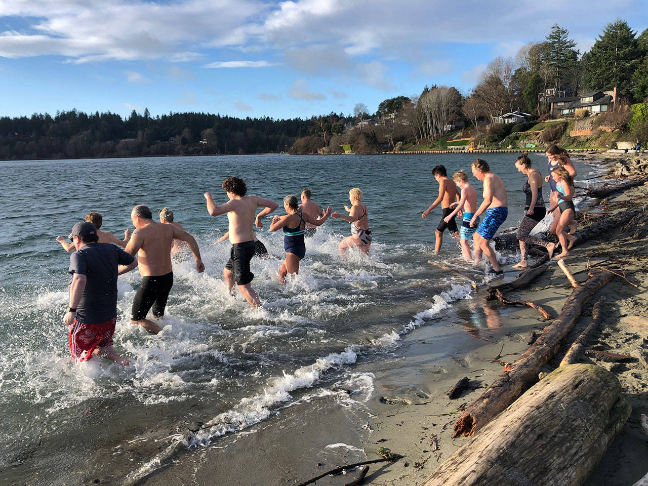 Islanders take a chilly plunge on Jan. 1 (Doug Langworthy/Photo)