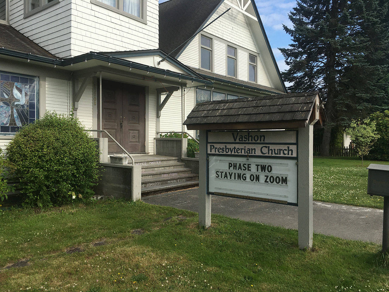 Vashon Presbyterian Church announces, on its signboard, that it will continue to present services online, rather than inviting its congregation back into its building (Elizabeth Shepherd Photo).