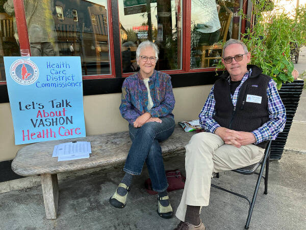 Last fall, Health Care District commissioners Wendy Noble (left) and Tom Langland sat outside to engage with islanders — a practice by commissioners that will resume in March, both in informal settings and at a public meeting (Elizabeth Shepherd Photo).