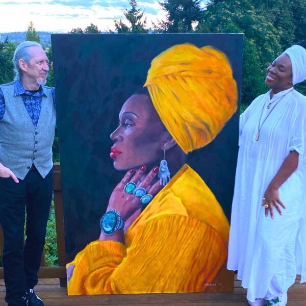 Ainslie MacLeod (right) and Grammy-winning American singer India Arie (left) flank MacLeod’s painting of her (Courtesy Photo).