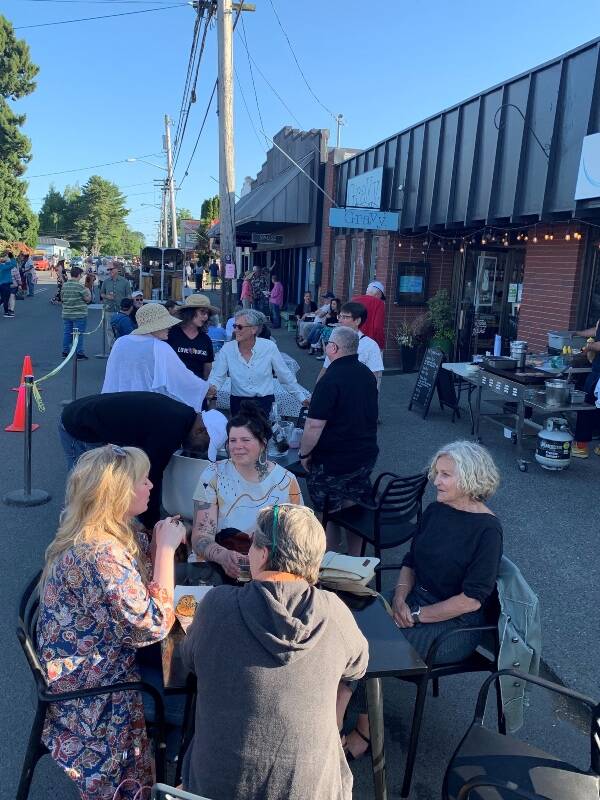 Streetside cafes popped up on the evening of June 2, increasing business for local eateries (Amy Drayer Photo).