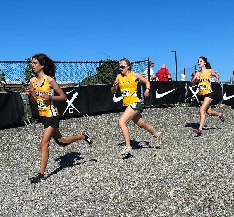 Madeline Yarkin (#4476) keeps pace with two competitors from Issaquah (Courtesy Photo).