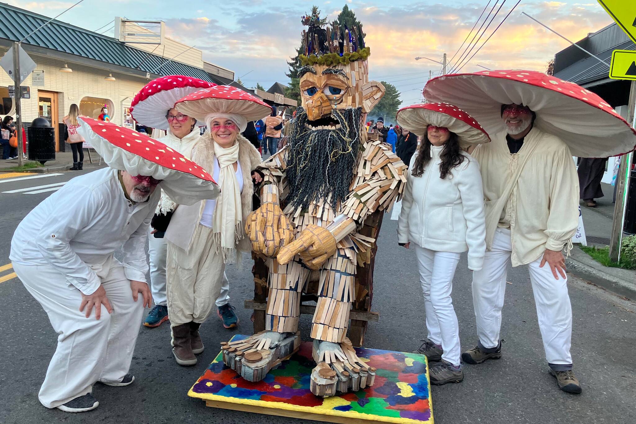 Matt Beursken, as Edgar the Forest King, surrounded by a group that calls itself “The Mushroom 5.” These fungi friends included (Left to right) Phil Levin, Amy Greenberg, Veronica Fernmoss, Elizabeth Braverman, and Brad Roter. Liz Shepherd photo