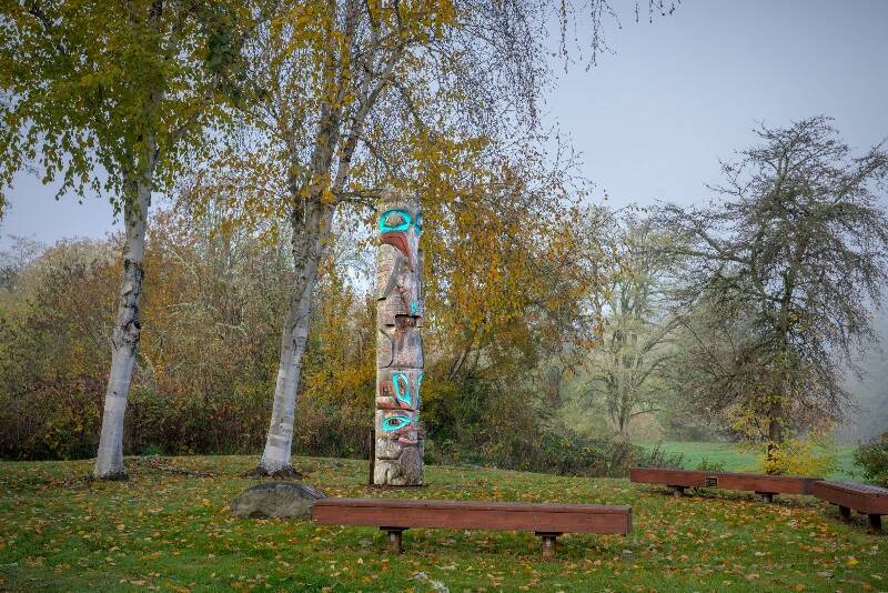 The Vashon Highschool totem pole (Terry Donnelly Photo).
