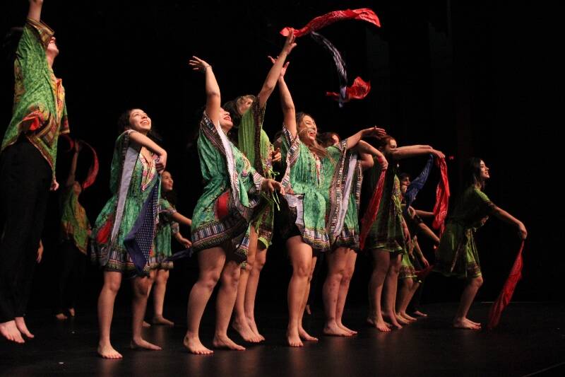 On Jan. 19, their final night in the U.S., Students from Liceo Bilingual de Pococí in Guapiles, Limon, Costa Rica danced to Calypso music from Limon, including the national dance of Costa Rica, at the Vashon High School theater (Photos by Alex Bruell).