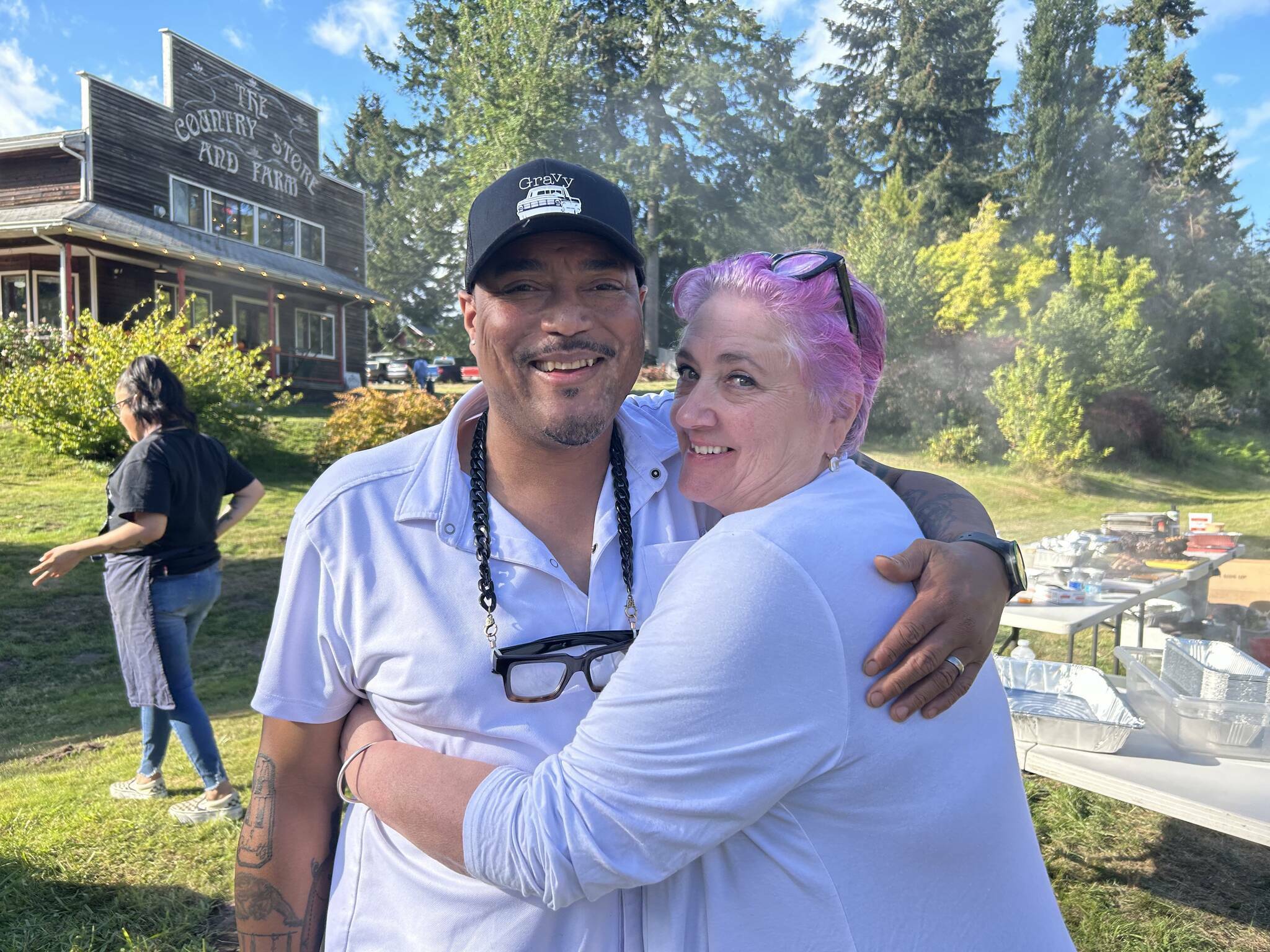 Dre Neeley and Pepa Brower, co-owners of Gravy, at a 2024 event at The Country Store Garden that benefited Vashon Food Bank. The couple will again offer up a feast for the food bank at the same location from 1-6 p.m. Sunday, Sept. 7. (Tom Hughes Photo)