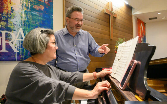 John de Groen Photo
Chorale accompanist Linda Lee, with Chorale conductor and artistic director Gary D. Cannon, in rehearsal at Vashon Presbyterian Church.