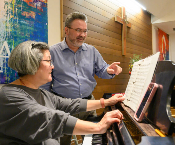 John de Groen Photo
Chorale accompanist Linda Lee, with Chorale conductor and artistic director Gary D. Cannon, in rehearsal at Vashon Presbyterian Church.