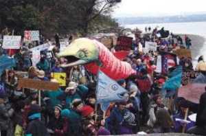 Hundreds of Islanders