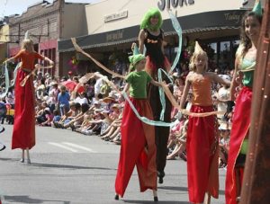 UMO’s stilt-walkers