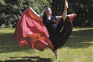Elizabeth Mendana Shaw will perform in “Waves Across Vashon.”