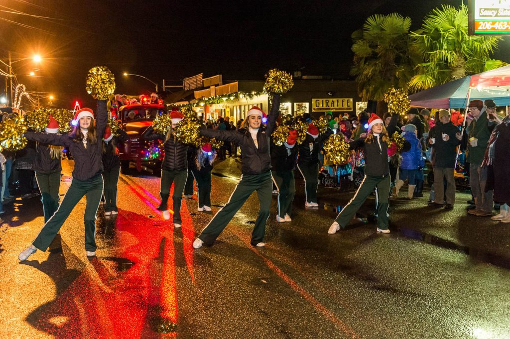 Vashon High School&rsquo;s winter cheer squad performs Saturday. (John De Groen Photo)