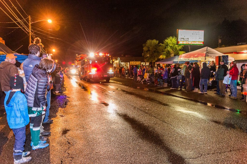 A Vashon Island Fire & Rescue fire truck cruising down Vashon Highway with lights on. (John De Groen Photo)