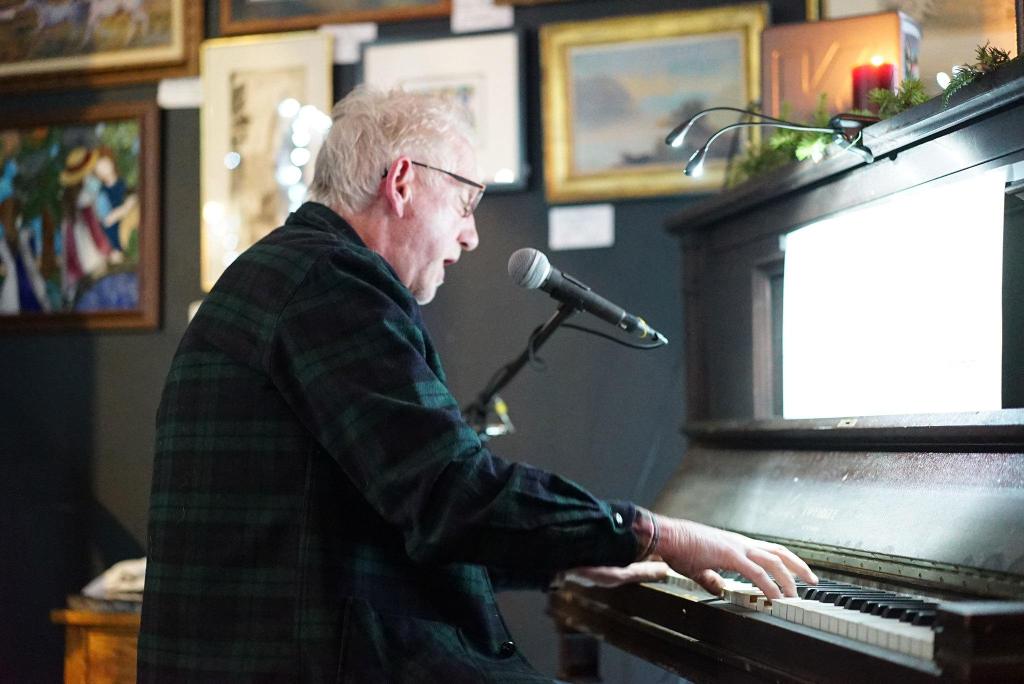 Michael Tracy plays the piano and sings at Saturday night&rsquo;s event. (Pete Welch Photo)