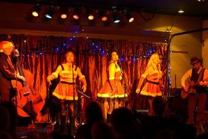 Islanders sing holiday songs to benefit local nonprofits