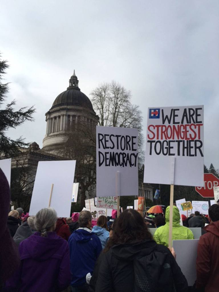 10,000 people gather in Olympia. (Jessika Satori Photo)