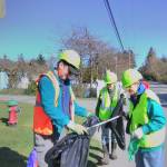 Islanders Stephen Silha, left, Glenda Pearson, center, and Ellen Kritzman, right, clean up trash outside Bramble House restaurant (Paul Rowley/Staff Photo).