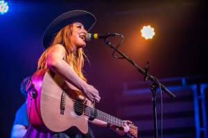 Up-and-coming country queen brings twang to an island show