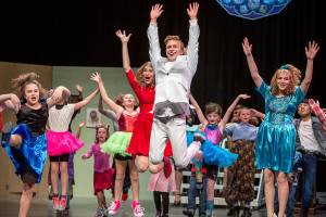 Cast of ‘Footloose’ shines in crowd pleaser