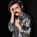 Seán Barna, a singer-songwriter inspired by 1970s glam rock, will play a small house concert on Vashon at 7 p.m. Monday, Aug. 30 (Mettie Ostrowski Photo).