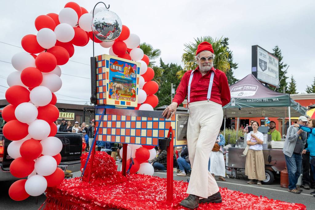 Mo Davis poses with his pinball machine during the Festival parade. (Alex Bruell photo)