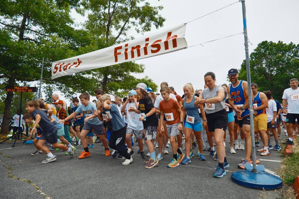 Runners take off in the 2025 Bill Burby run. (Alison Katica Blomgren photo)
