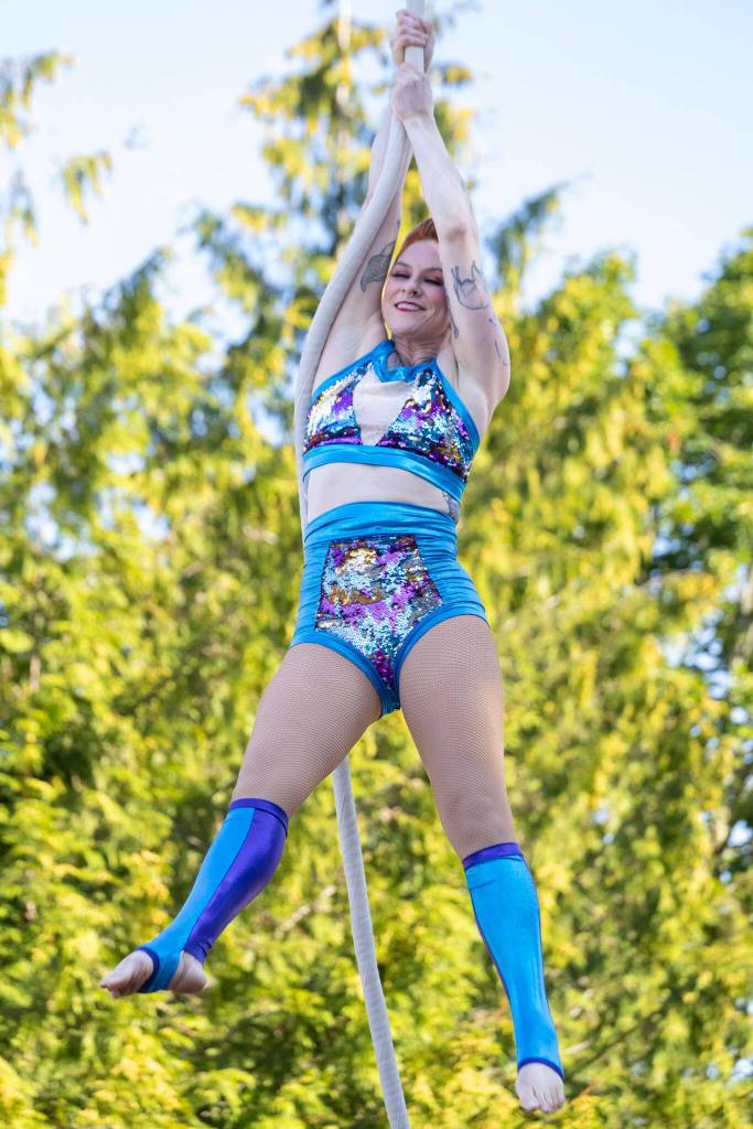 Aerialist Amy Funbuttons (Alex Bruell photo)
