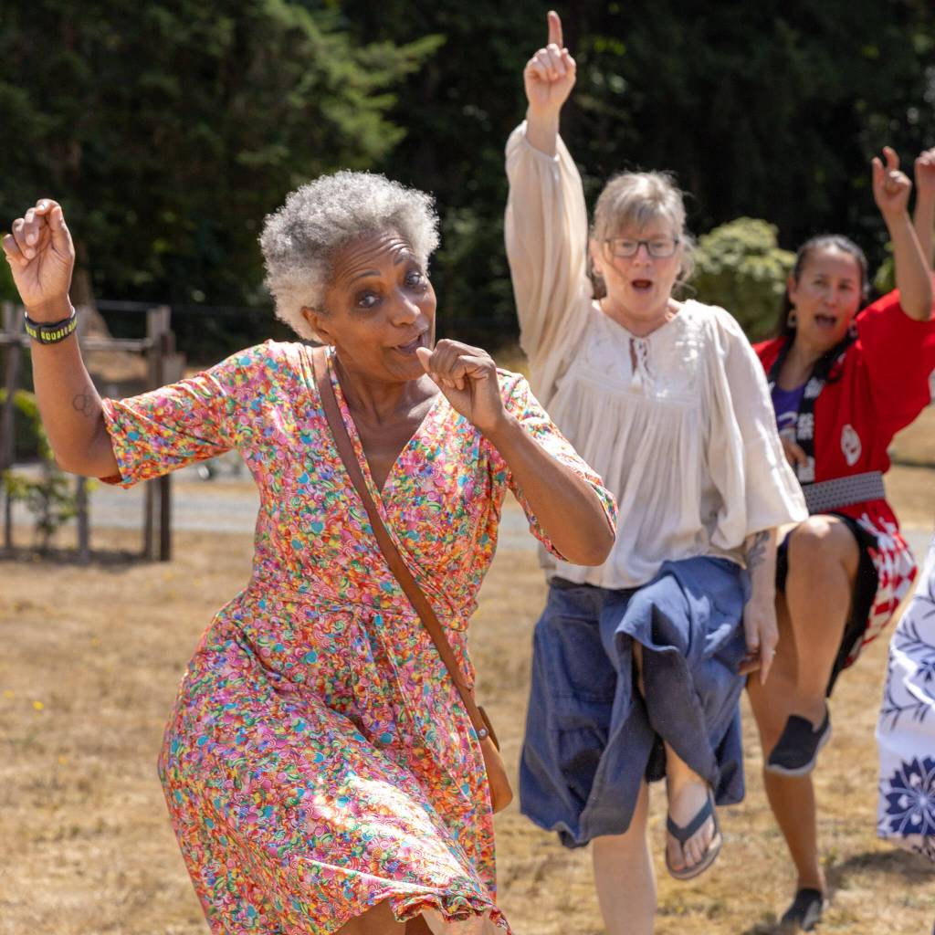 Visitors to the Kizoku Ishiki Obon festival enjoy a Bon Odori folk dance. (Alex Bruell photo)