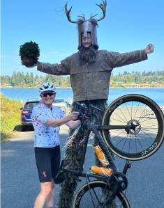 An Idiot route riders dismounts her steed under the watchful eye of the knight who said Ni. (Martha Ormseth Photo)