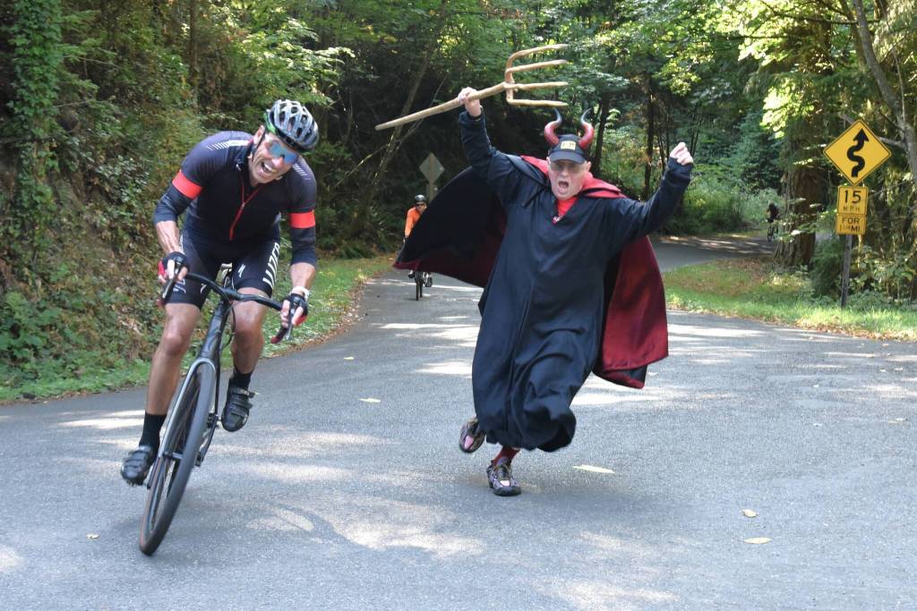 Jim Marsh in his familiar P2P role as the devil, is seen here helping a rider up the tortuous Burma Road. (Jim Diers Photo)