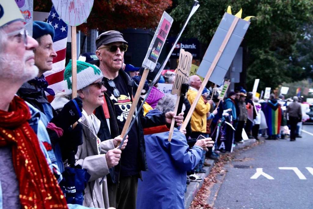 Islanders lined uptown sidewalks on both sides of Vashon Highway, stretching from the the Village Green to Island Queen. (Tom Hughes Photo)