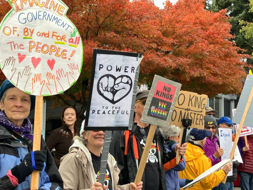 An autumn drizzle didnt deter hundreds of islanders from coming out for No Kings Day. (Elizabeth Shepherd Photo)