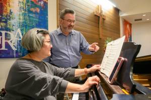 John de Groen Photo
Chorale accompanist Linda Lee, with Chorale conductor and artistic director Gary D. Cannon, in rehearsal at Vashon Presbyterian Church.