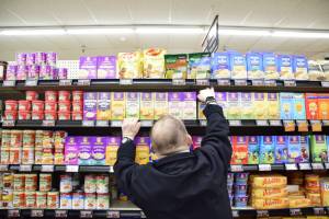 Tess Halpern Photos
Doug Hershey adjusting products on Thriftways shelves.